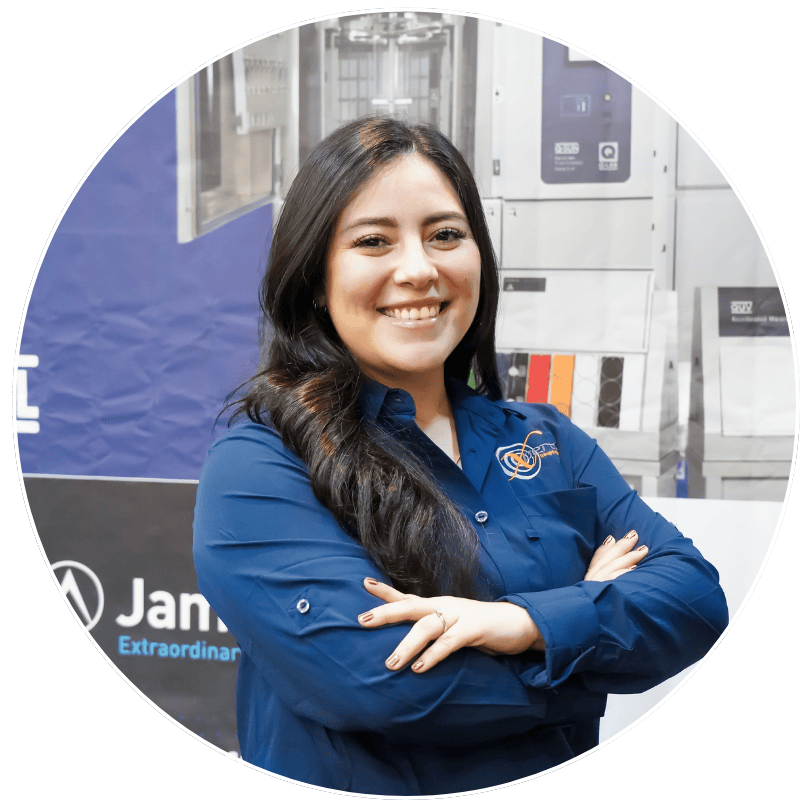 QFB Cassandra Guzmán durante el seminario de intemperismo